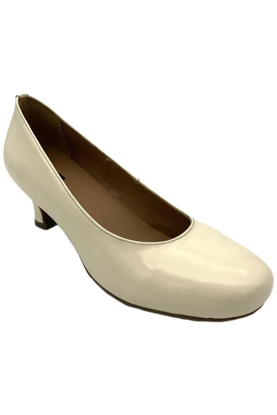 ARRAY Women's Flatter Heel Cream/Crinkle/Patent - Medium